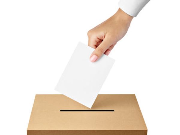 Photo d'une urne de vote avec un bulletin