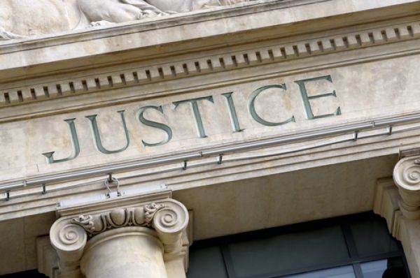 Photo du fronton d'un bâtiment sur lequel le mot justice apparaît