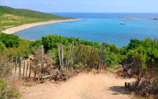 Photo d'un sentier au bord de mer