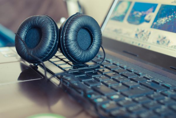 Photo d'un casque posé sur un ordinateur