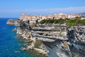 Vue des falaises de Bonifacio avec la vieille ville